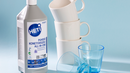 HETI Puhdas Konetiskigeeli juomalasien ja kahvikuppien kanssa