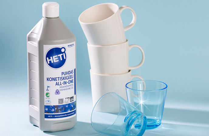 HETI Puhdas Konetiskigeeli juomalasien ja kahvikuppien kanssa