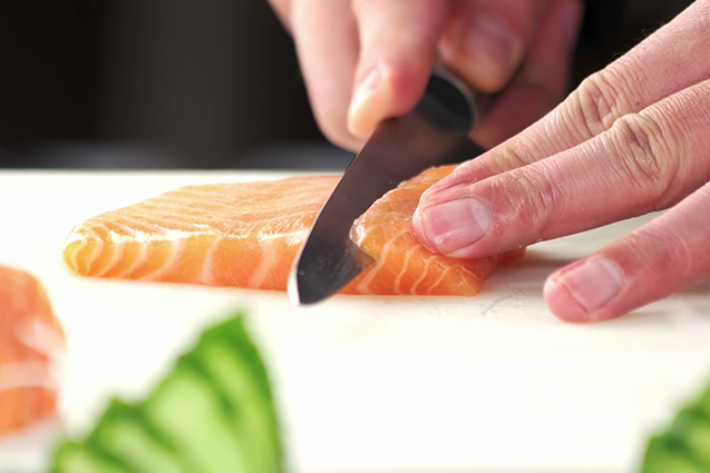 Kokki leikkaa lohta