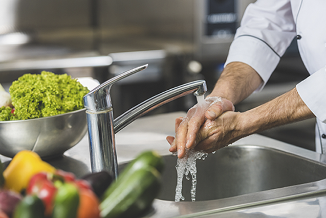 Kokki pesee käsiään