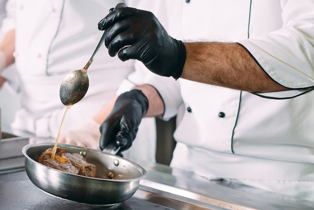 Kokki valmistaa ruokaa